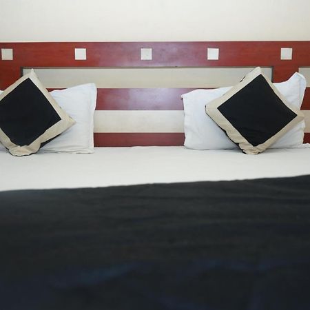 Hotel Nirmal Palace Канпур Экстерьер фото