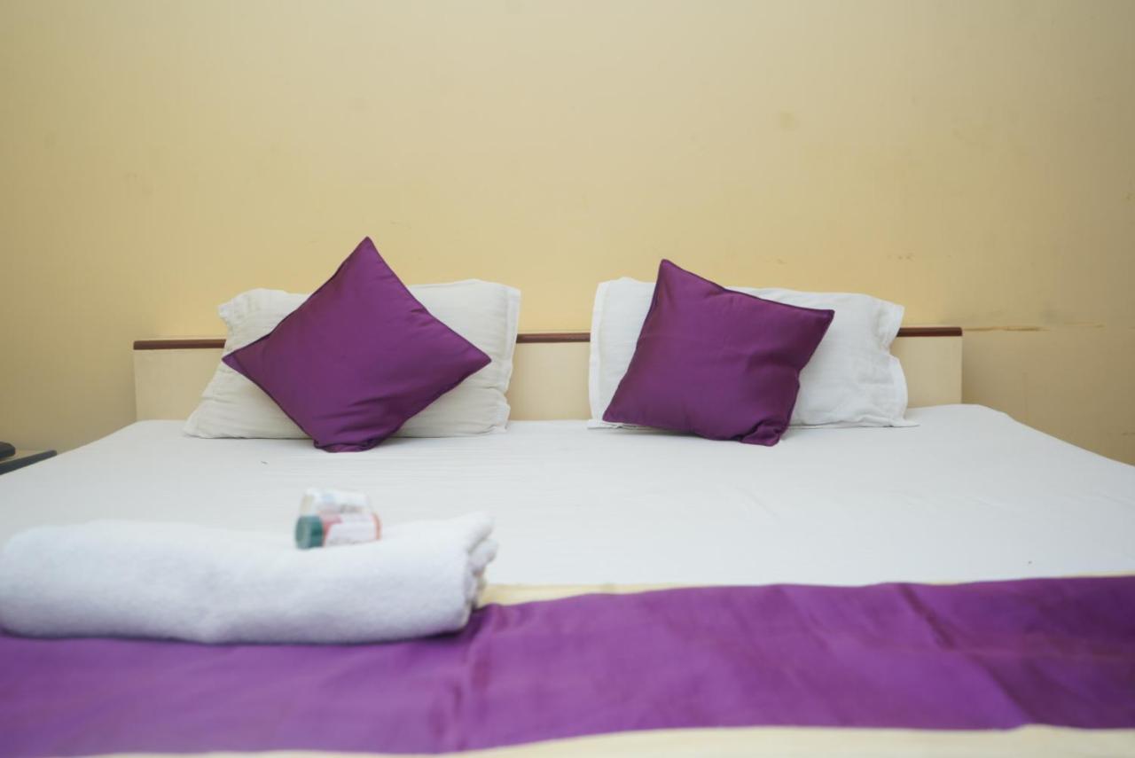 Hotel Nirmal Palace Канпур Экстерьер фото